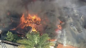 Incendiu de proporţii în Los Angeles. Un bloc cu trei etaje a fost făcut scrum