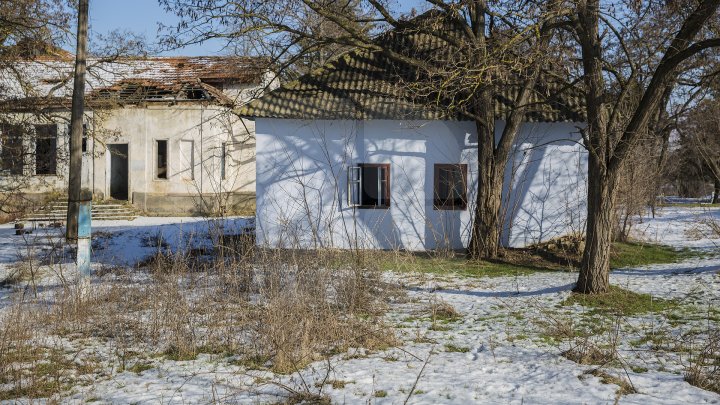 Conacul boierului Ștefan Gonat din satul Zberoaia se află într-o stare de degradare şi are nevoie urgent de reparaţii (FOTOREPORT)