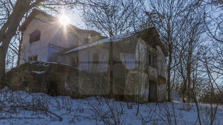 Conacul boierului Ștefan Gonat din satul Zberoaia se află într-o stare de degradare şi are nevoie urgent de reparaţii (FOTOREPORT)