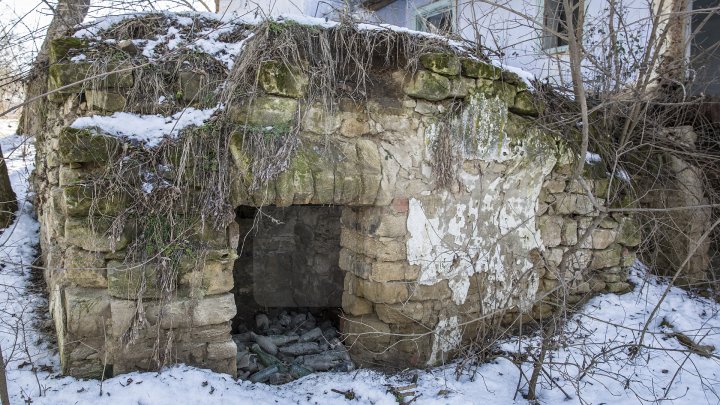 Conacul boierului Ștefan Gonat din satul Zberoaia se află într-o stare de degradare şi are nevoie urgent de reparaţii (FOTOREPORT)