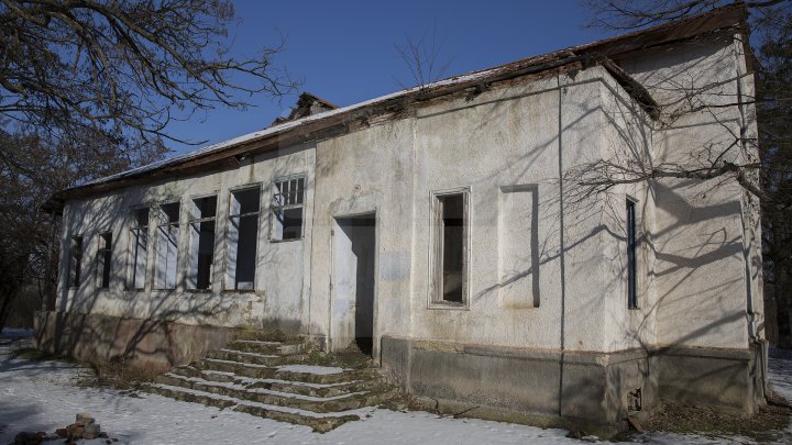 Conacul boierului Ștefan Gonat din satul Zberoaia se află într-o stare de degradare şi are nevoie urgent de reparaţii (FOTOREPORT)