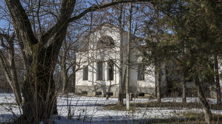 Conacul boierului Ștefan Gonat din satul Zberoaia se află într-o stare de degradare şi are nevoie urgent de reparaţii (FOTOREPORT)