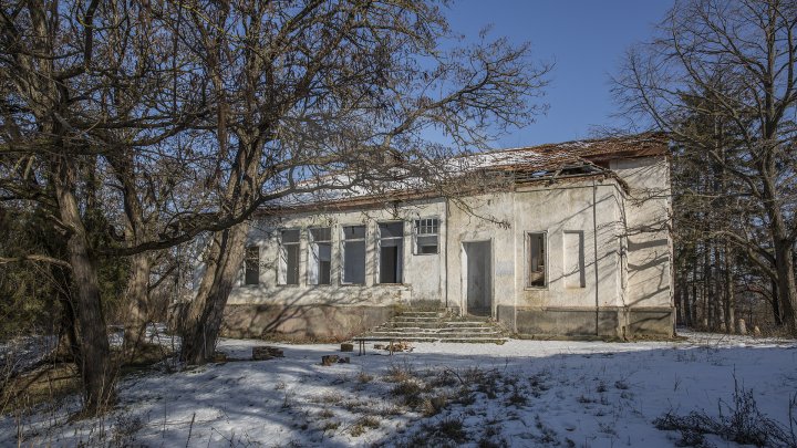 Conacul boierului Ștefan Gonat din satul Zberoaia se află într-o stare de degradare şi are nevoie urgent de reparaţii (FOTOREPORT)