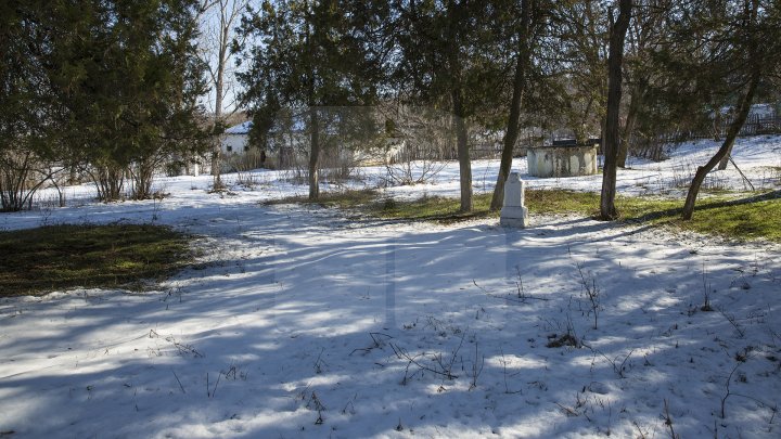 Conacul boierului Ștefan Gonat din satul Zberoaia se află într-o stare de degradare şi are nevoie urgent de reparaţii (FOTOREPORT)