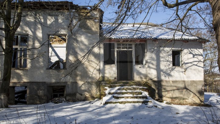 Conacul boierului Ștefan Gonat din satul Zberoaia se află într-o stare de degradare şi are nevoie urgent de reparaţii (FOTOREPORT)