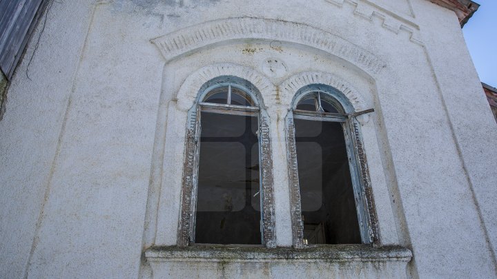 Conacul boierului Ștefan Gonat din satul Zberoaia se află într-o stare de degradare şi are nevoie urgent de reparaţii (FOTOREPORT)