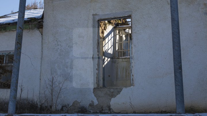 Conacul boierului Ștefan Gonat din satul Zberoaia se află într-o stare de degradare şi are nevoie urgent de reparaţii (FOTOREPORT)