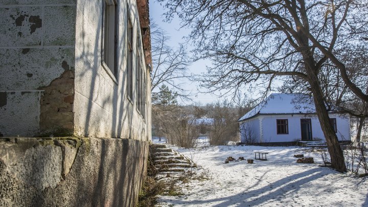 Conacul boierului Ștefan Gonat din satul Zberoaia se află într-o stare de degradare şi are nevoie urgent de reparaţii (FOTOREPORT)