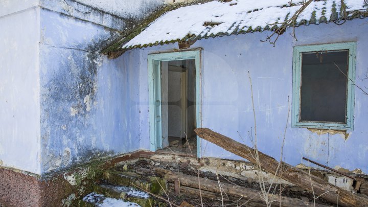 Conacul boierului Ștefan Gonat din satul Zberoaia se află într-o stare de degradare şi are nevoie urgent de reparaţii (FOTOREPORT)