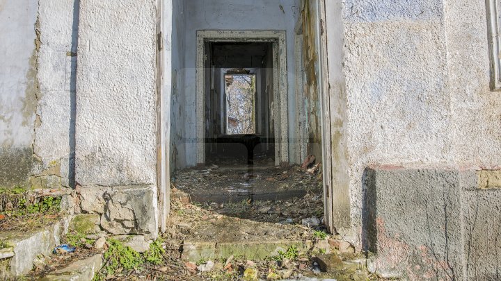 Conacul boierului Ștefan Gonat din satul Zberoaia se află într-o stare de degradare şi are nevoie urgent de reparaţii (FOTOREPORT)