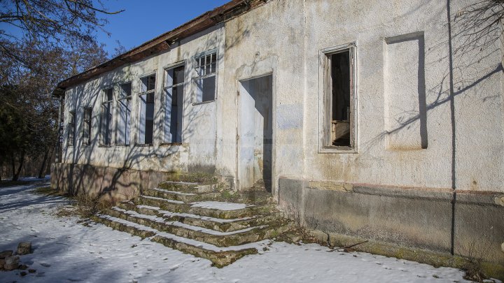 Conacul boierului Ștefan Gonat din satul Zberoaia se află într-o stare de degradare şi are nevoie urgent de reparaţii (FOTOREPORT)