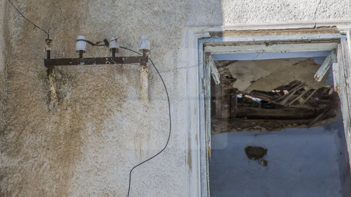 Conacul boierului Ștefan Gonat din satul Zberoaia se află într-o stare de degradare şi are nevoie urgent de reparaţii (FOTOREPORT)