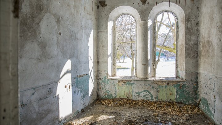 Conacul boierului Ștefan Gonat din satul Zberoaia se află într-o stare de degradare şi are nevoie urgent de reparaţii (FOTOREPORT)