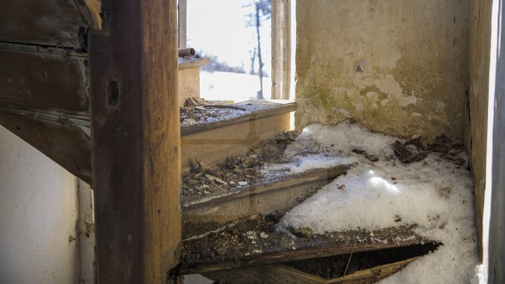 Conacul boierului Ștefan Gonat din satul Zberoaia se află într-o stare de degradare şi are nevoie urgent de reparaţii (FOTOREPORT)
