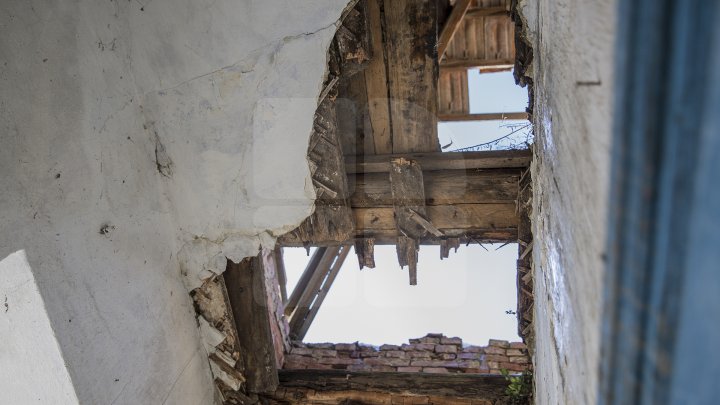 Conacul boierului Ștefan Gonat din satul Zberoaia se află într-o stare de degradare şi are nevoie urgent de reparaţii (FOTOREPORT)