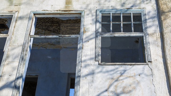 Conacul boierului Ștefan Gonat din satul Zberoaia se află într-o stare de degradare şi are nevoie urgent de reparaţii (FOTOREPORT)