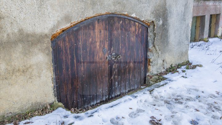 Conacul boierului Ștefan Gonat din satul Zberoaia se află într-o stare de degradare şi are nevoie urgent de reparaţii (FOTOREPORT)