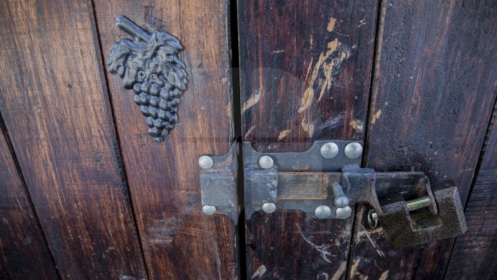 Conacul boierului Ștefan Gonat din satul Zberoaia se află într-o stare de degradare şi are nevoie urgent de reparaţii (FOTOREPORT)