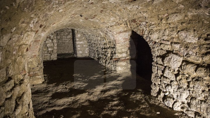 Conacul boierului Ștefan Gonat din satul Zberoaia se află într-o stare de degradare şi are nevoie urgent de reparaţii (FOTOREPORT)