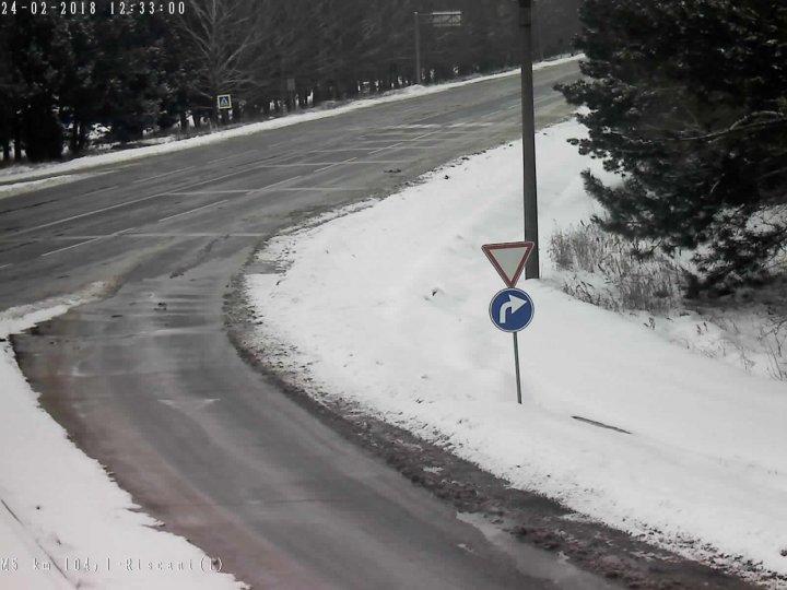 NINGE ÎN MOLDOVA! Cum se circulă la această oră pe drumurile din țară (FOTO)