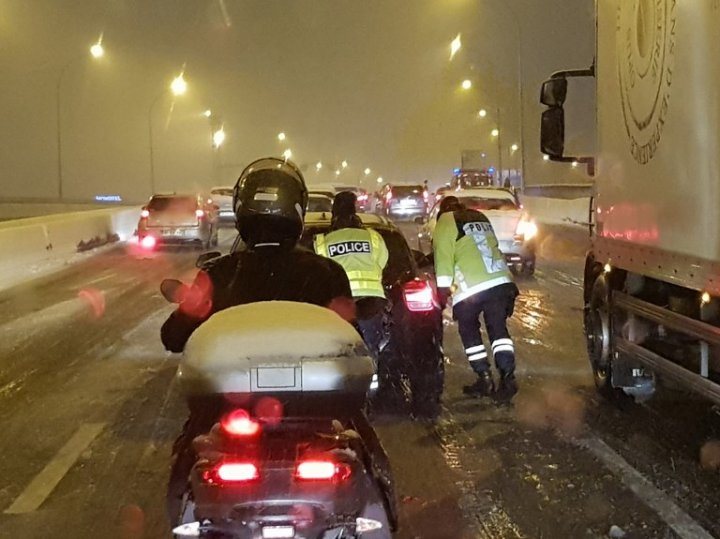 Franţa lovită de cea mai puternică ninsoare, din anul 1987. Parisul rămâne BLOCAT! Traficul aerian şi rutier, dat peste cap (FOTO)