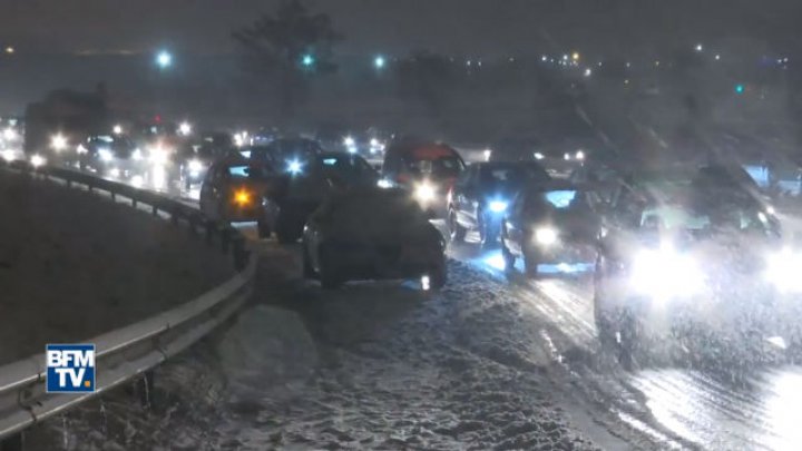 Franţa lovită de cea mai puternică ninsoare, din anul 1987. Parisul rămâne BLOCAT! Traficul aerian şi rutier, dat peste cap (FOTO)