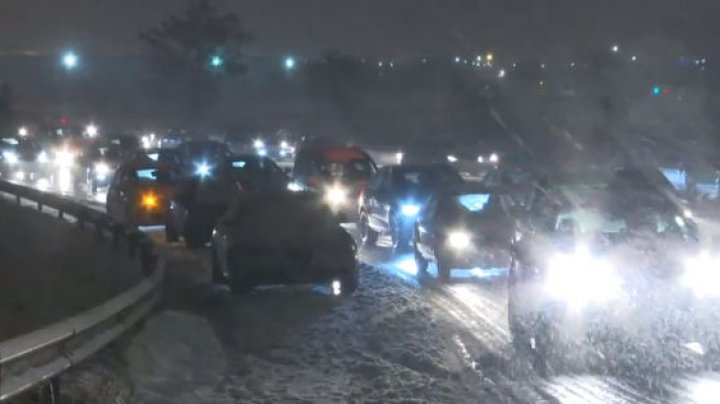 Franţa lovită de cea mai puternică ninsoare, din anul 1987. Parisul rămâne BLOCAT! Traficul aerian şi rutier, dat peste cap (FOTO)