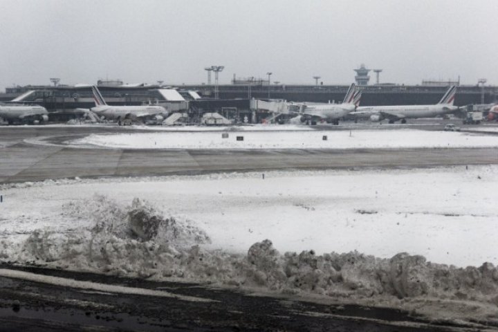 Franţa lovită de cea mai puternică ninsoare, din anul 1987. Parisul rămâne BLOCAT! Traficul aerian şi rutier, dat peste cap (FOTO)