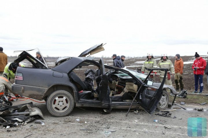 ACCIDENT TERIBIL în stânga Nistrului. Un automobil s-a ciocnit frontal cu un TIR. O persoană a murit (FOTO)