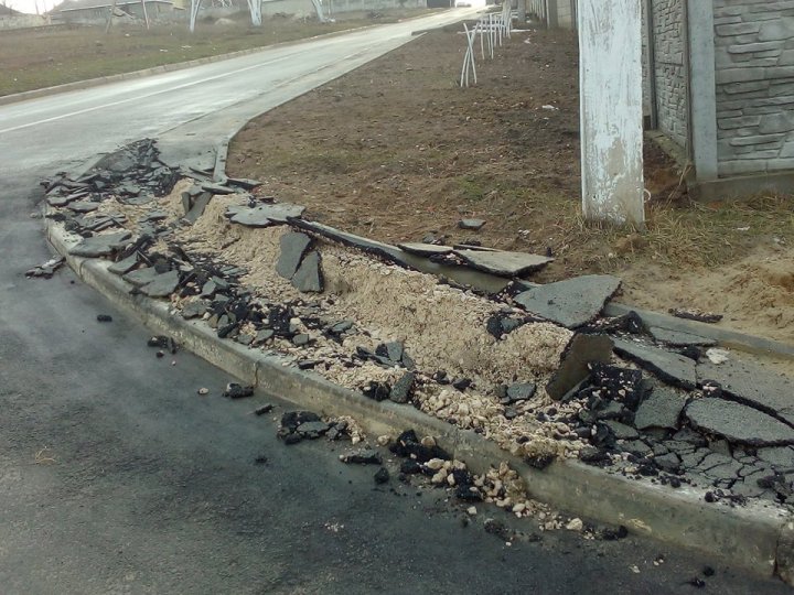 Dincolo de limita bunului simţ! Un trotuar din Ialoveni distrus de un şofer indiferent