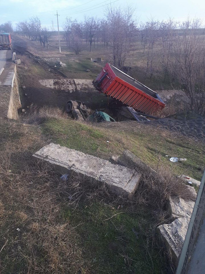 ACCIDENT HORROR la Taraclia. Şoferul a scăpat cu viaţă în mod miraculos (VIDEO)