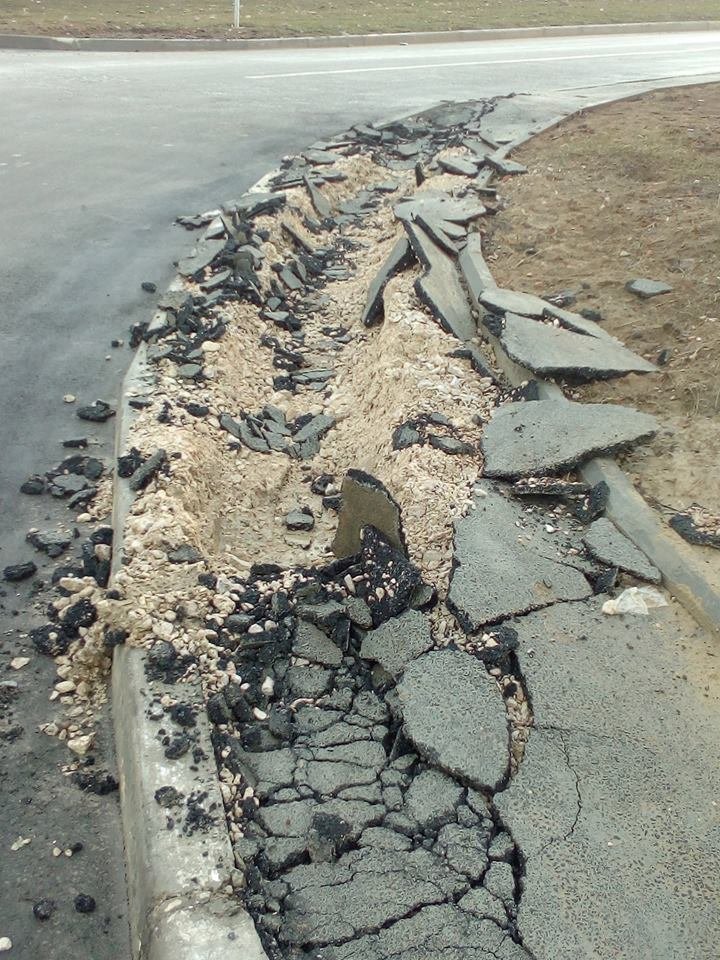 Dincolo de limita bunului simţ! Un trotuar din Ialoveni distrus de un şofer indiferent