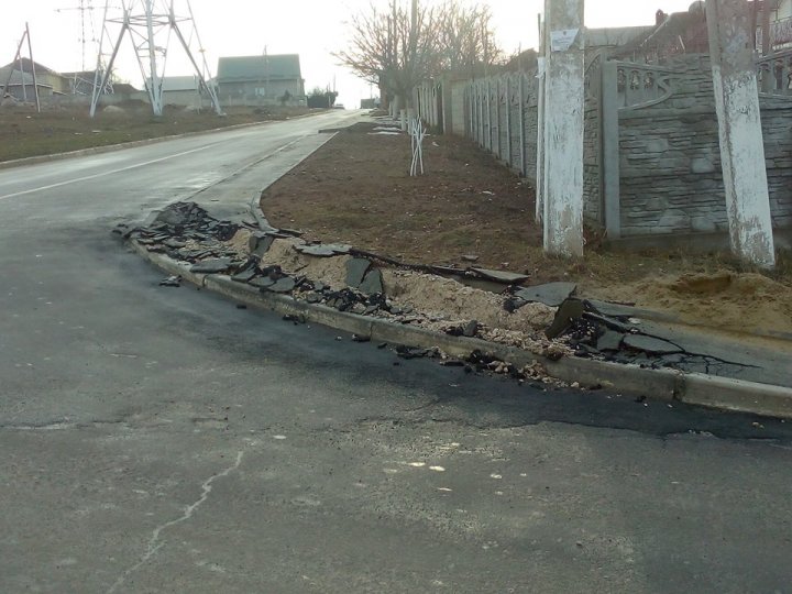 Dincolo de limita bunului simţ! Un trotuar din Ialoveni distrus de un şofer indiferent