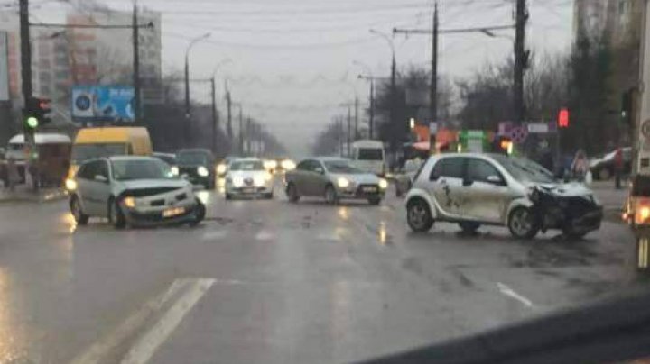 Accident violent pe strada Alba Iulia din sectorul Buiucani al Capitalei (FOTO)