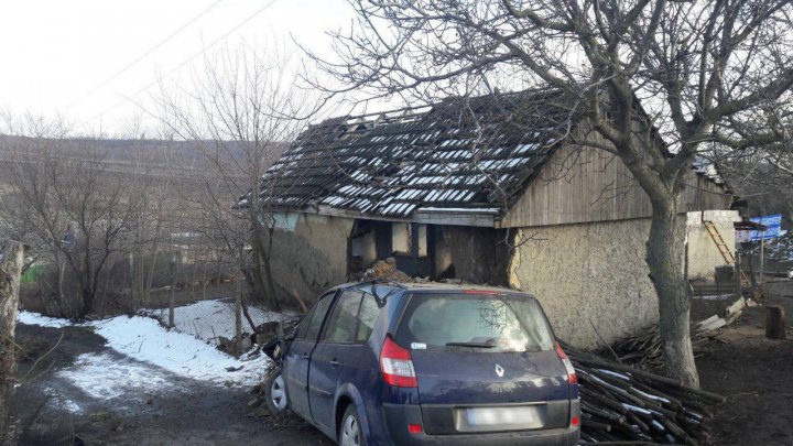 TÂNĂR ȘI NELINIȘTIT. A ajuns cu mașina într-o casă după ce a întrecut viteza și a fost urmărit de poliție (FOTO)