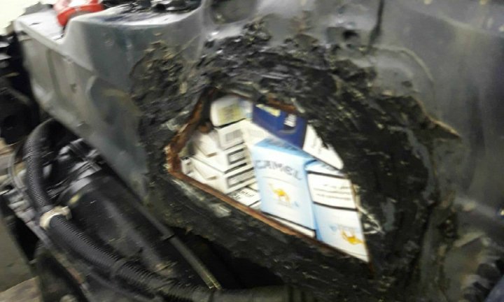 O mașină izolată termic cu 15.400 țigarete de contrabandă a fost descoperită la vamă
