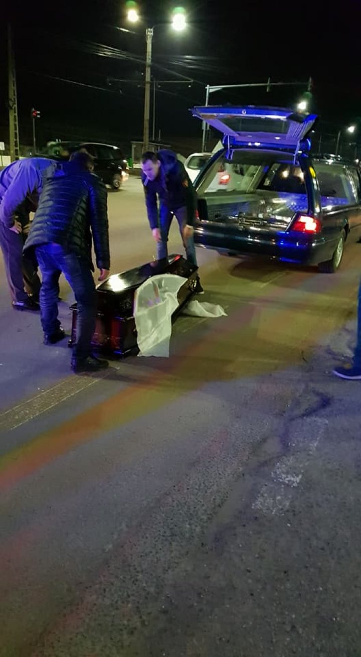 SCENE SINISTRE la Arad. MOMENTUL în care o maşină de pompe funebre îşi pierde mortul pe drum (VIDEO/FOTO)