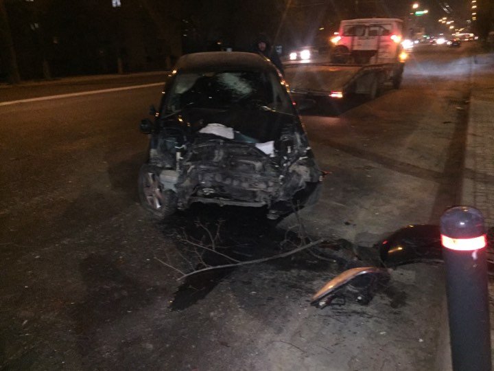 ACCIDENTE TERIBILE noaptea trecută în Capitală. Mai multe persoane au ajuns la spital (FOTO)