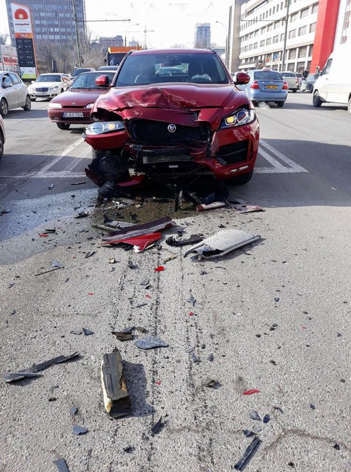 Accident de lux pe strada Mihai Viteazul. A luat o mașină la drive test și a făcut-o zob în câțiva metri (FOTO)