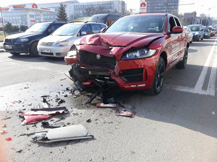 Accident de lux pe strada Mihai Viteazul. A luat o mașină la drive test și a făcut-o zob în câțiva metri (FOTO)