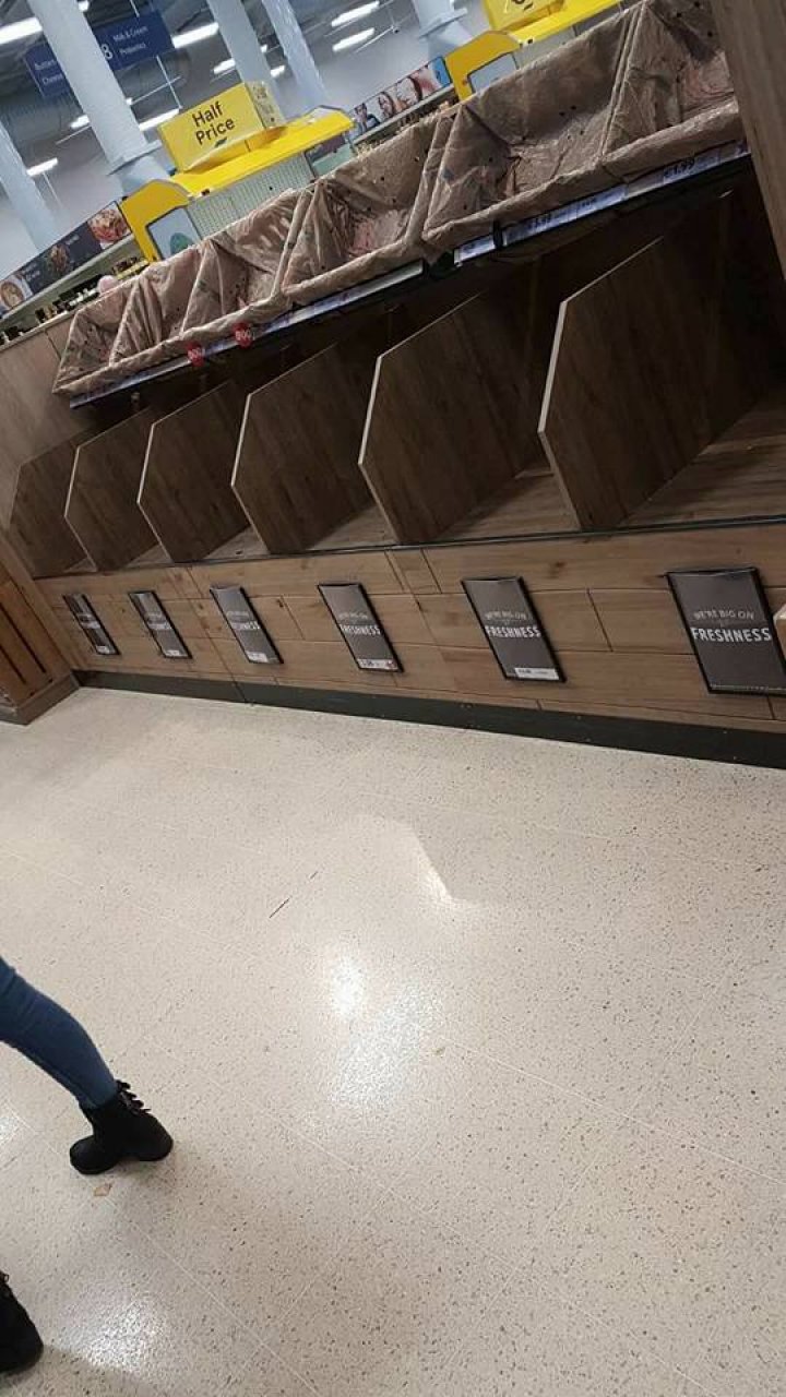 NO COMMENT. Cum arată magazinele din Irlanda după ce meteorologii au anunţat COD ROŞU DE NINSORI (FOTO)