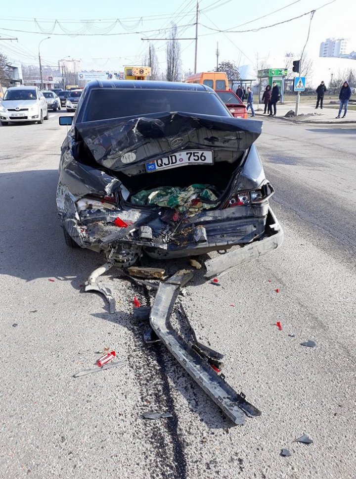 Accident de lux pe strada Mihai Viteazul. A luat o mașină la drive test și a făcut-o zob în câțiva metri (FOTO)