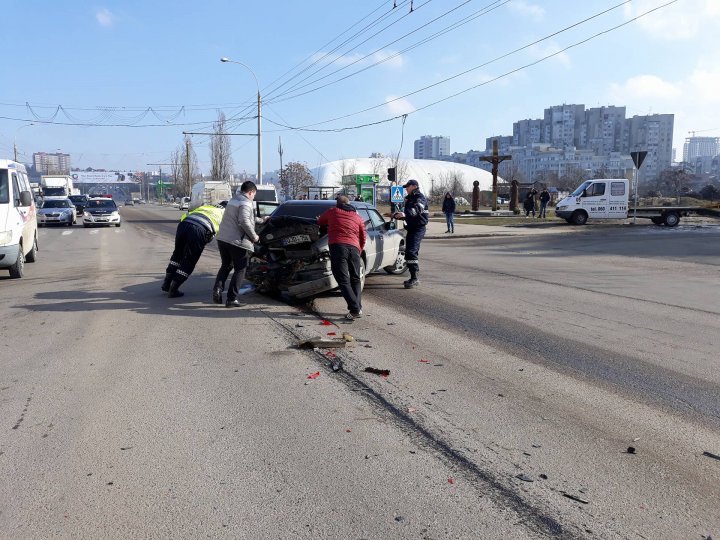 Accident de lux pe strada Mihai Viteazul. A luat o mașină la drive test și a făcut-o zob în câțiva metri (FOTO)