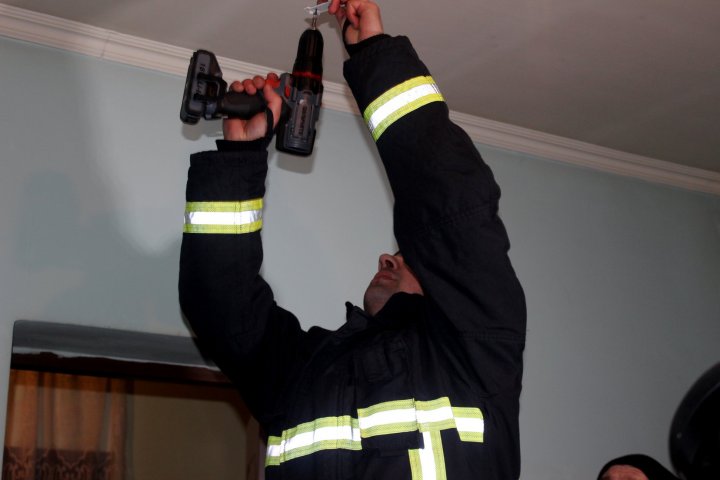 O casă protejată, o viață salvată. Peste 1500 de detectoare de fum, instalate în locuințele oamenilor (FOTO)