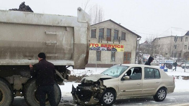 Accident pe traseul Chişinău-Ungheni. O mașină a ajuns direct într-un camion pentru că nu a reușit să frâneze la timp