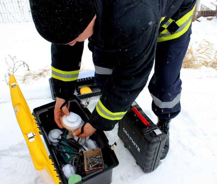 O casă protejată, o viață salvată. Peste 1500 de detectoare de fum, instalate în locuințele oamenilor (FOTO)