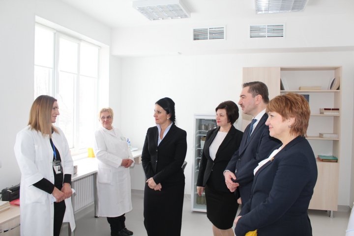 Laboratorul de microbiologie şi imunologie clinică al IMC, renovat cu suportul României, a fost inaugurat