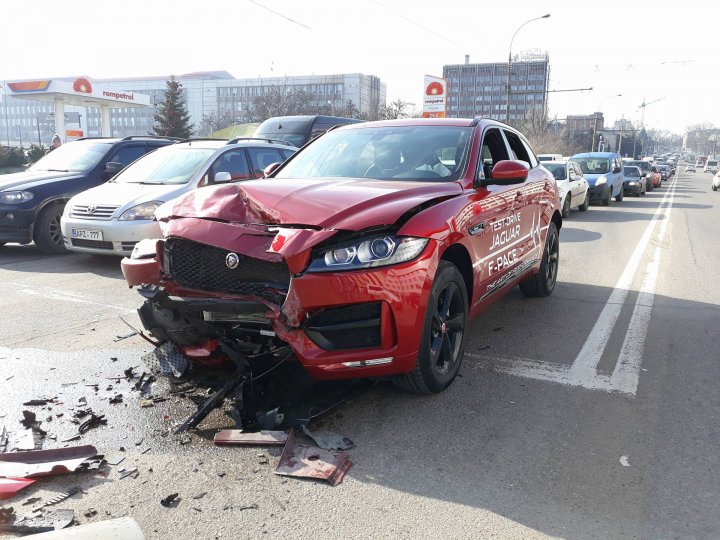 Accident de lux pe strada Mihai Viteazul. A luat o mașină la drive test și a făcut-o zob în câțiva metri (FOTO)