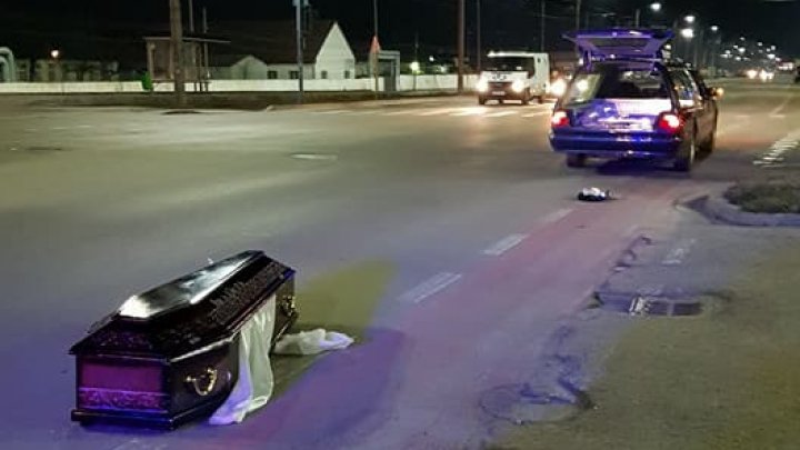 SCENE SINISTRE la Arad. MOMENTUL în care o maşină de pompe funebre îşi pierde mortul pe drum (VIDEO/FOTO)