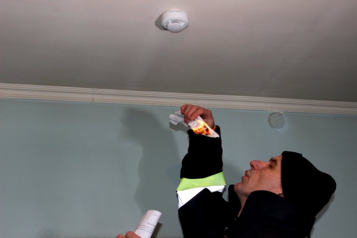 O casă protejată, o viață salvată. Peste 1500 de detectoare de fum, instalate în locuințele oamenilor (FOTO)